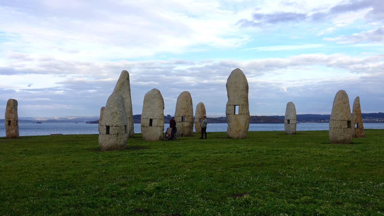 Persone sconosciute nel parco dei Menhir. Timelapse. Parco dei Menhir a Campo de la Rata