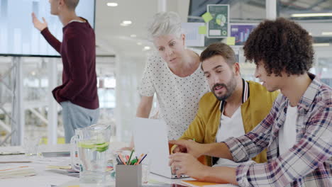 Kreative-Arbeiten-In-Einem-Modernen-Büro