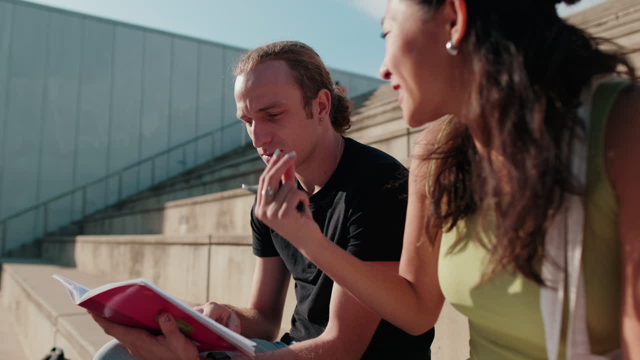 Detailní boční pohled na dívku a chlapce, dva studenty, kteří se baví venku povídáním.