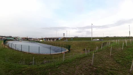 Plantación-De-árboles-De-Regeneración-En-La-Ciudad-Escena-Urbana-Salida-De-La-Autopista-Timelapse-Proyecto-De-Renovación-De-Conducción