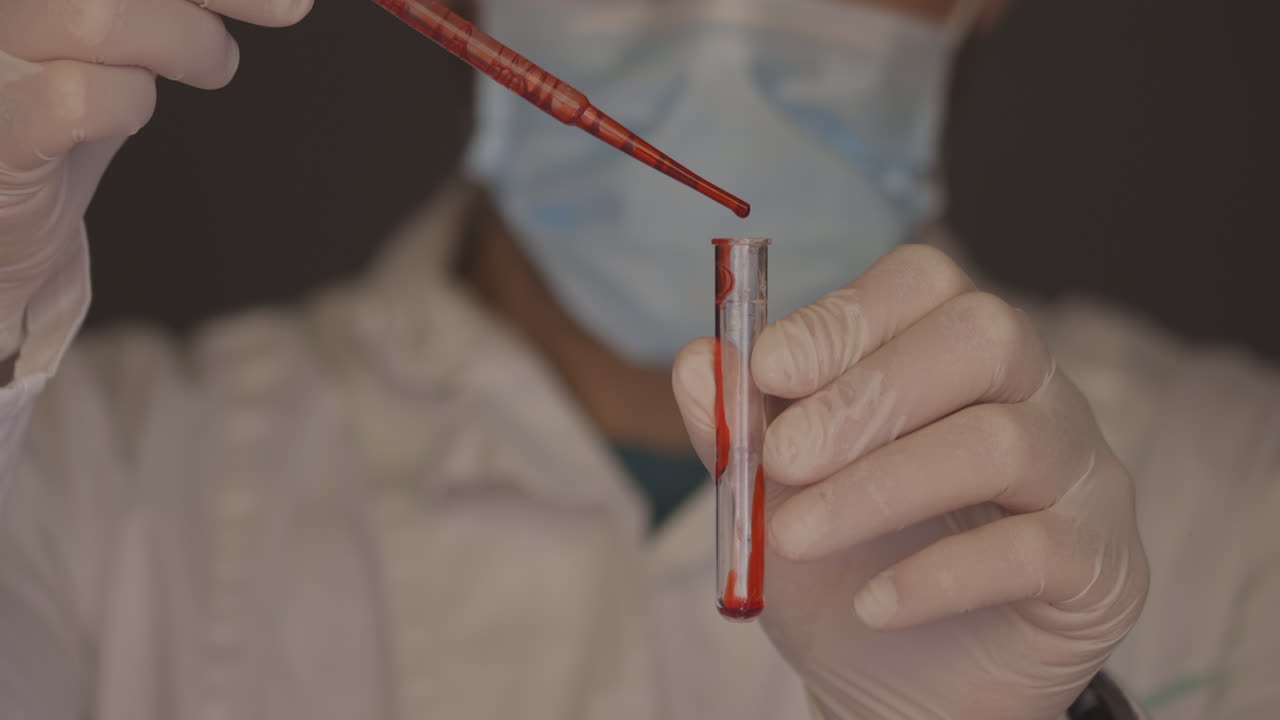 primer plano de una muestra de sangre roja en un tubo