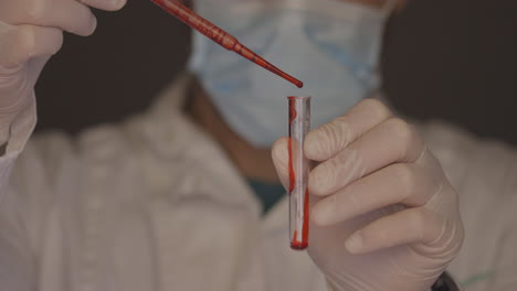 closeup de espécime de sangue vermelho em um tubo