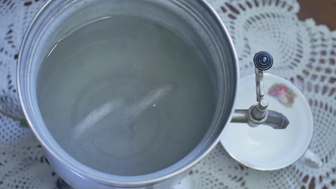 물이 빈티지 전기 금속 주전자를 끓이기 시작합니다