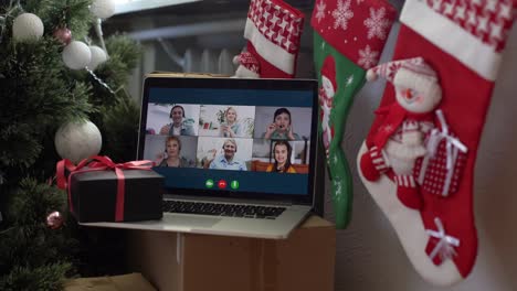 Frau-Telefoniert-Auf-Einem-Laptop-Und-überreicht-Ein-Weihnachtsgeschenk,-Konzept-„Weihnachten-Zu-Hause“.