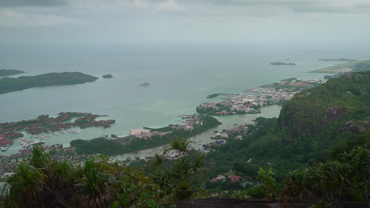paisajes en las seychelles que muestran la naturaleza, las montañas, las casas y las islas en la isla principal mahe