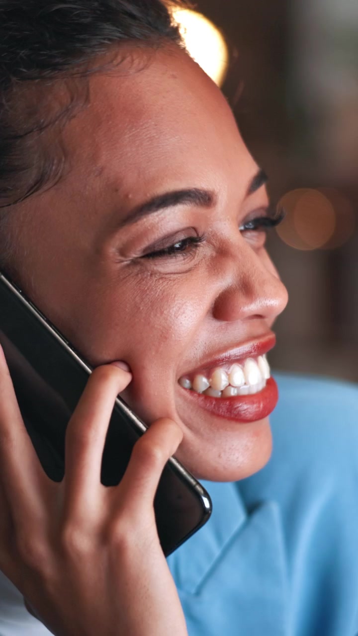 Jovem Mulher Rindo Enquanto Fala ao Smartphone