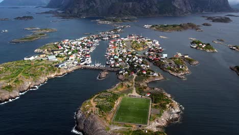 Toma-Aérea-Más-Cercana-Del-Campo-De-Fútbol-De-Henningsvaer-En-Lofoten,-Noruega.