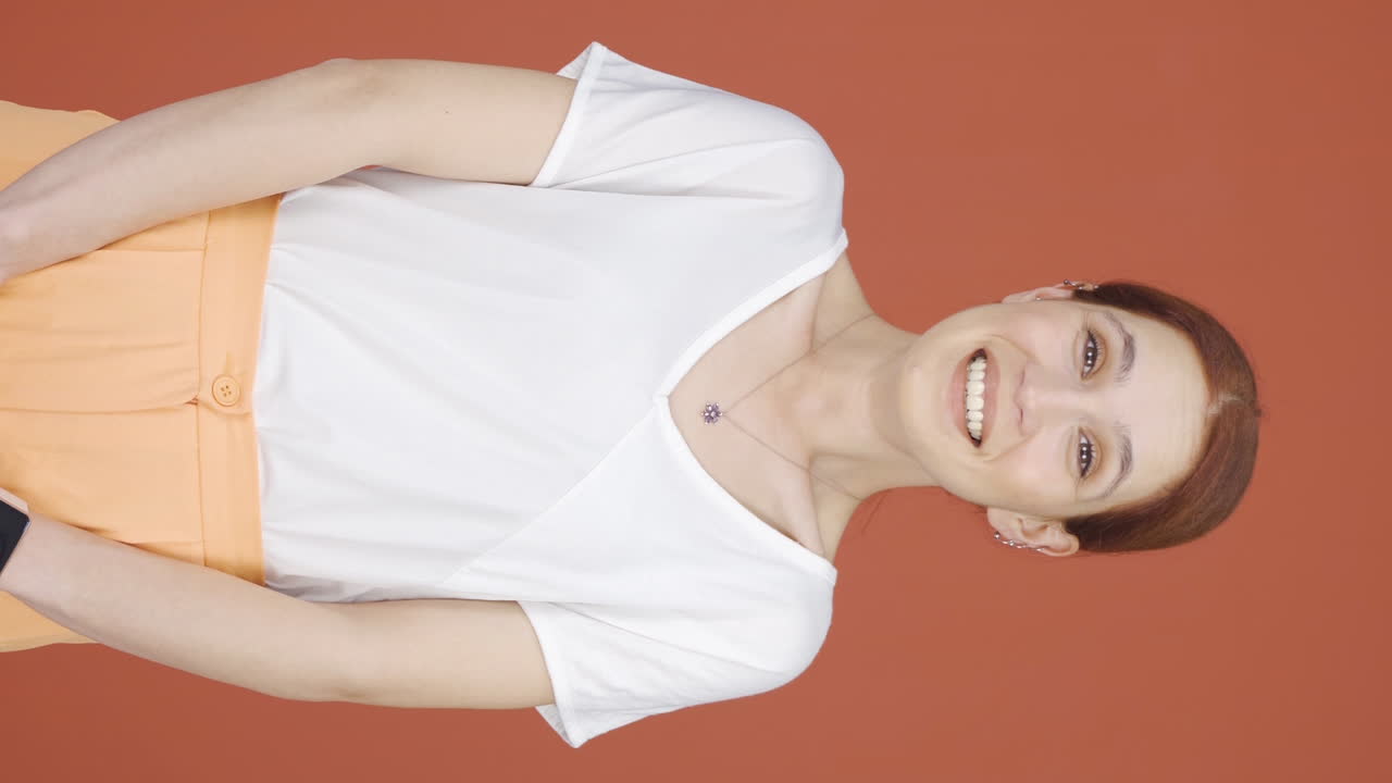 video vertical de una mujer mirando a la cámara con asombro.