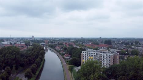 luftaufnahme eines altenheims am fluss, der durch die vororte von leiden, niederlande, fließt