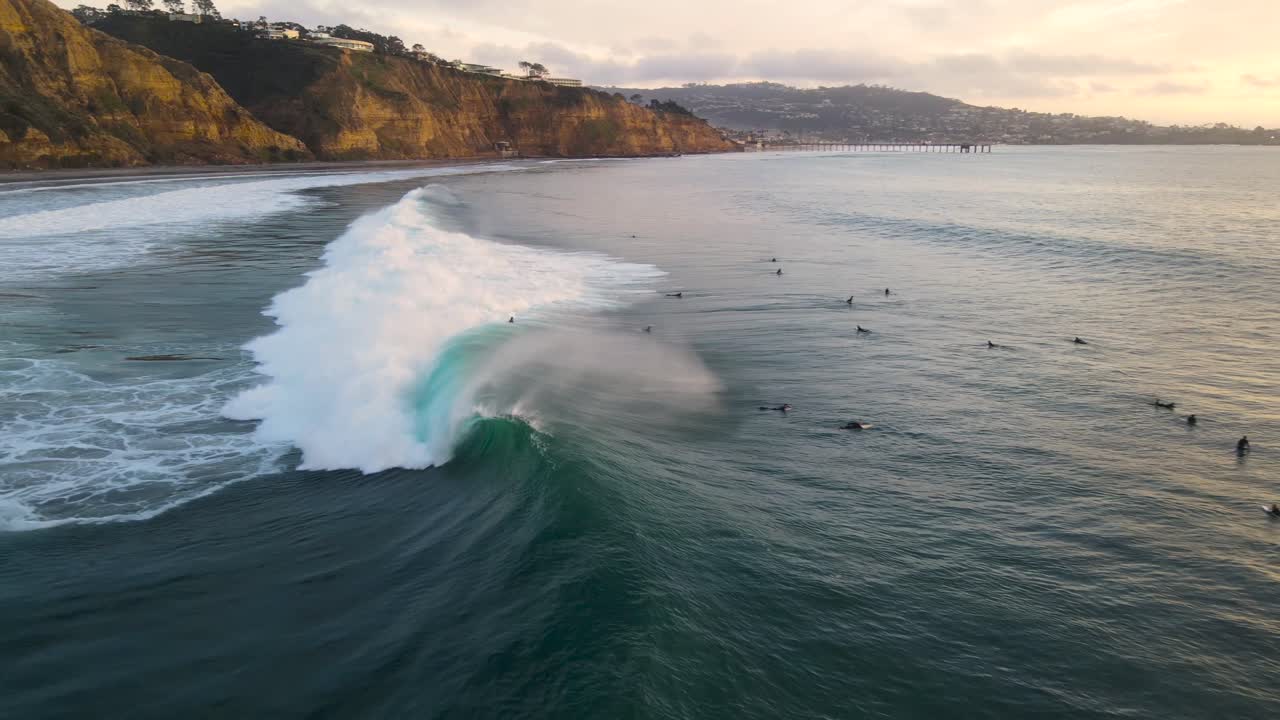 surfista su una grande onda alla spiaggia dei neri