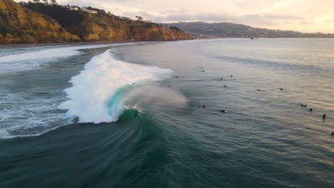 Surfer-Auf-Einer-Großen-Welle-Am-Blacks-Beach