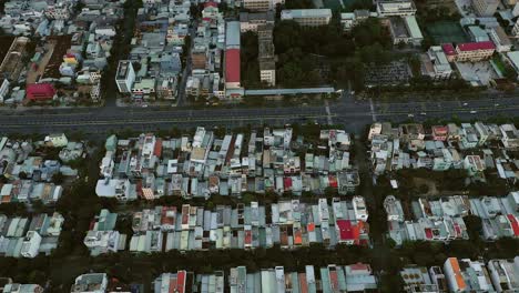 Fliegen-über-Gebäude-In-Da-Nang