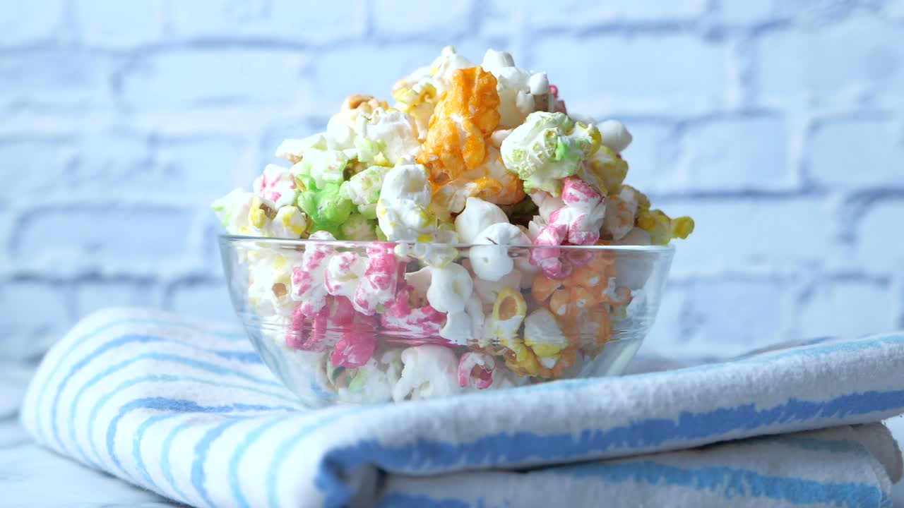 줄무 수건 위 에 있는 유리 그 에 있는 다채로운 팝콘