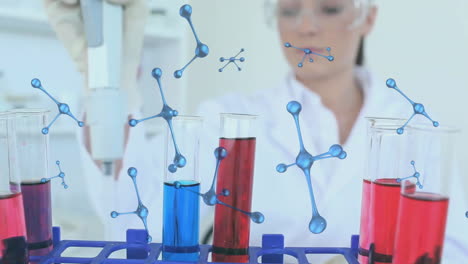animación de nucleótidos sobre investigadora caucásica que toma muestras químicas de un tubo de ensayo