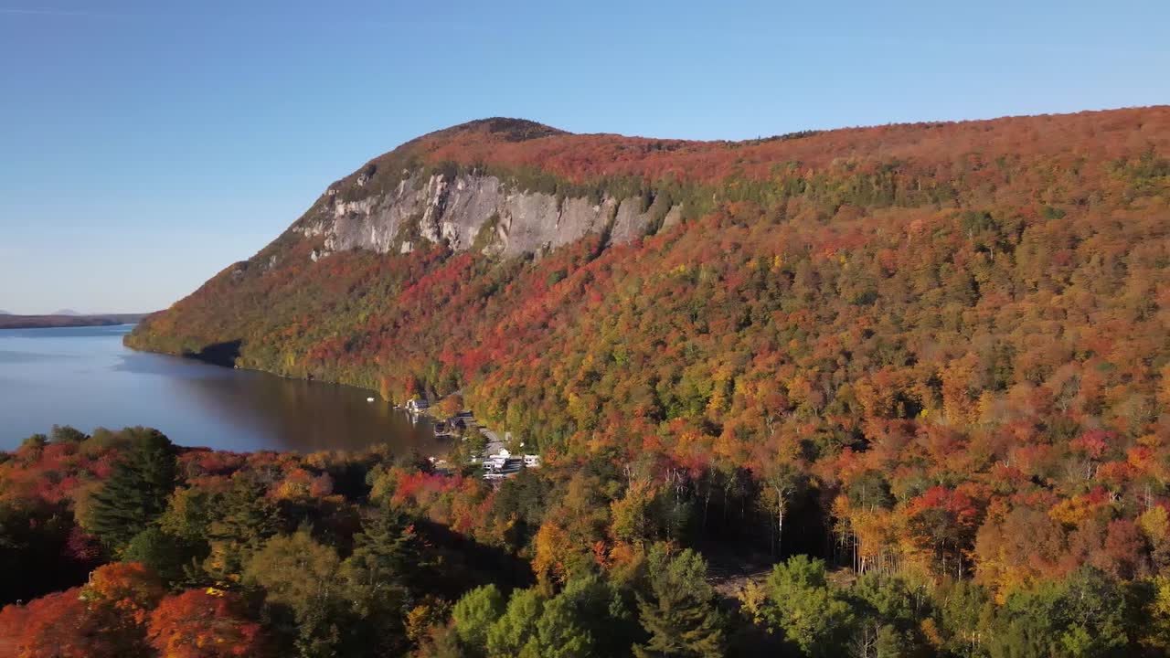 hermosas imágenes aéreas de drones de las hojas de otoño en y alrededor del monte hor, el monte pisgah y el lago willoughby durante el pico del follaje otoñal en el bosque estatal de willoughby en westmore, vermont