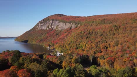 Wunderschöne-Drohnenaufnahmen-Aus-Der-Luft-Von-Den-Herbstblättern-Auf-Und-Um-Mount-Hor,-Mount-Pisgah-Und-Lake-Willoughby-Während-Der-Blütezeit-Des-Herbstlaubs-Im-Willoughby-State-Forest-In-Westmore,-Vermont