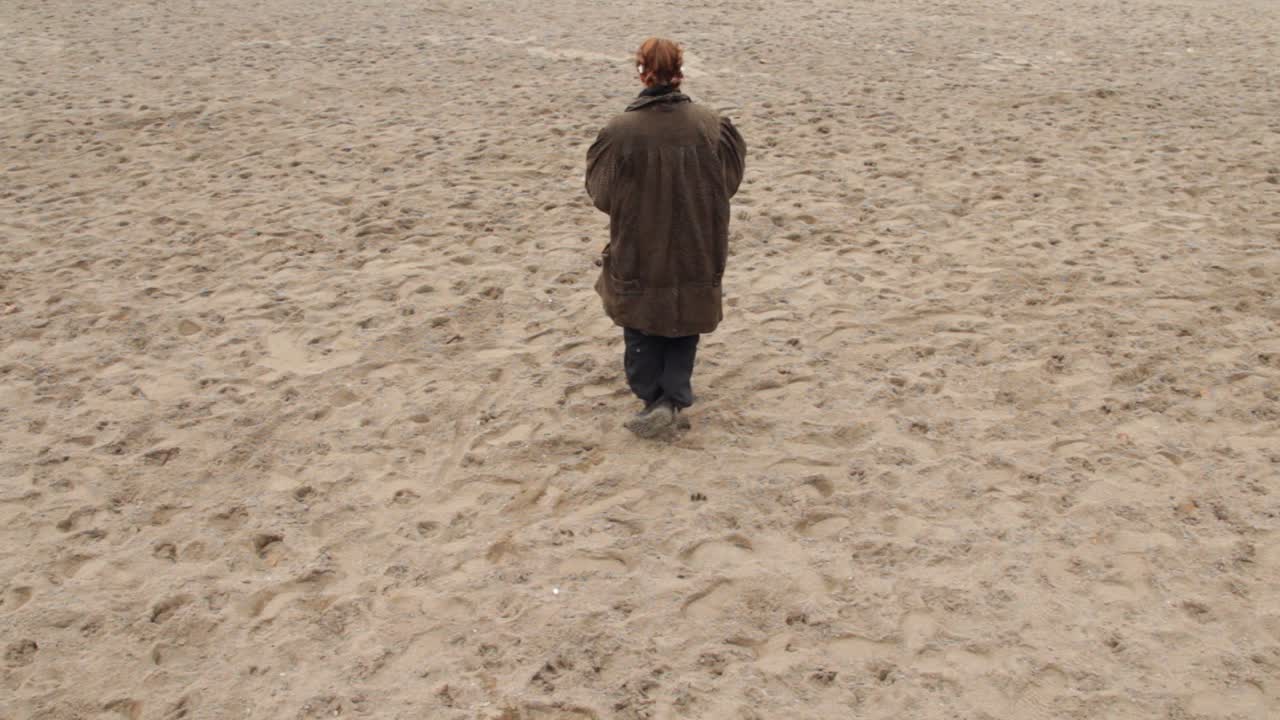 걷고, 앉아 있고, 사진을 찍고, 해변에 누워 있는 젊은 여성