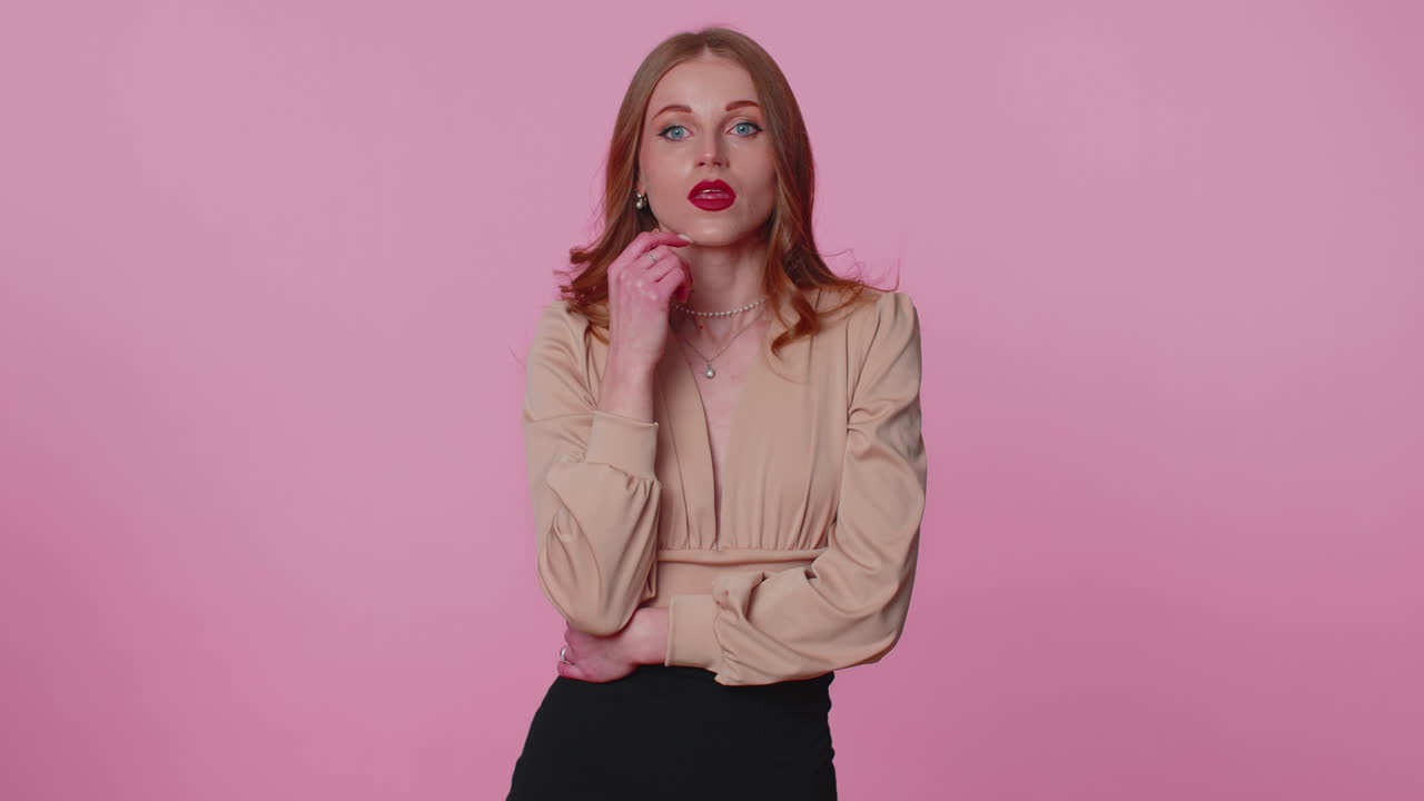 영감을 받은 스타일리시한 소녀는 유레카 제스처를 만들어 창의적인 계획을 세웠고 좋은 아이디어에 흥분했습니다.