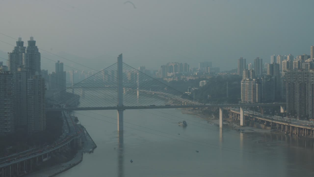 유람선이 다리 아래를 달리고 있습니다.