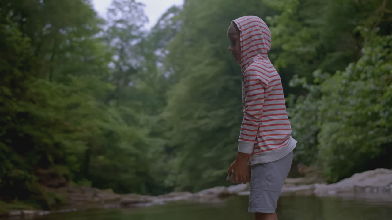 숲 속 의 하천  에서 놀고 있는 아이