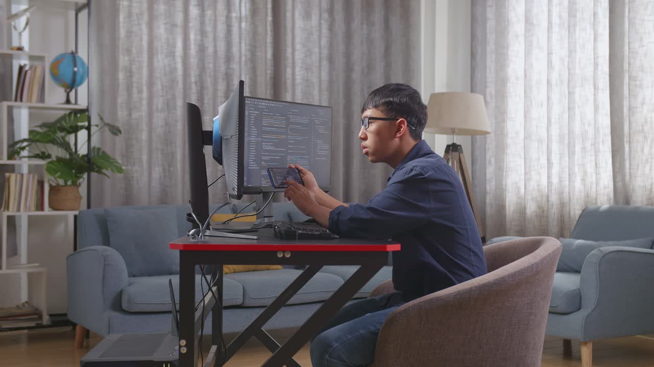 집에서 코딩 프로젝트를 하는 사람