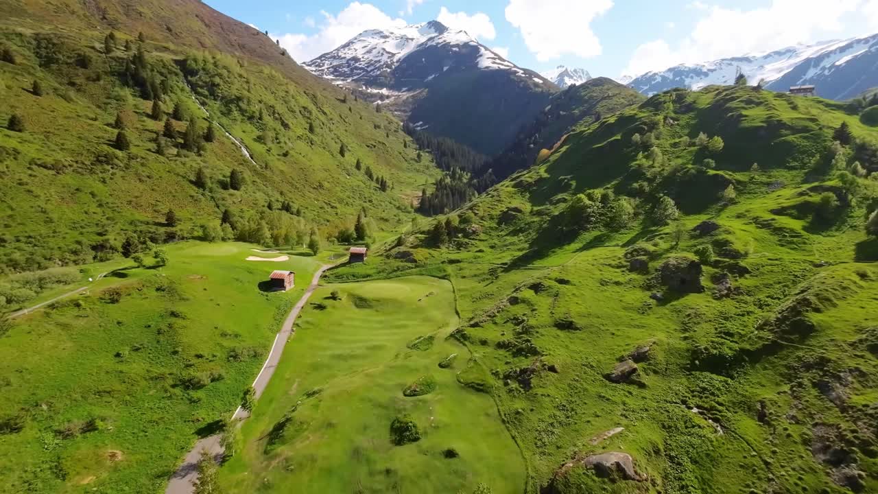 vuelo aéreo de drones sobre la ciudad de suiza