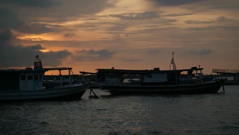 Timelapse,-Barcos-De-Pesca-En-La-Playa-Al-Atardecer-O-Al-Amanecer