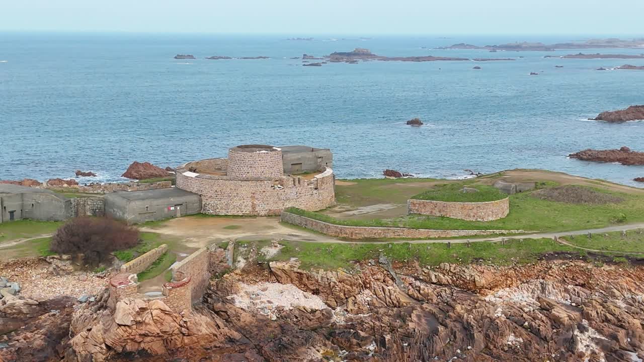 fotografía aérea en círculo de fort houmet en las islas del canal de guernsey