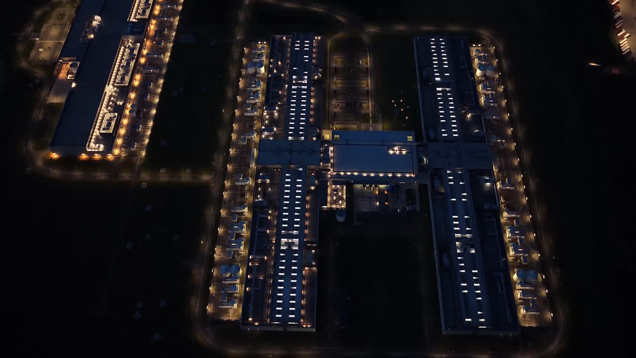 Ripresa aerea notturna di un data center e infrastruttura IT a Odense, Danimarca.