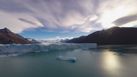 Einzigartiger-Zeitraffer-Des-Perito-Moreno-Gletschers-Mit-Sonneneruption-Und-Ziehenden-Wolken,-Argentinien