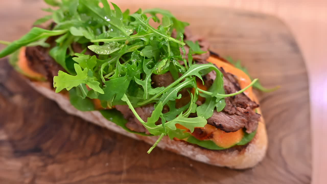 Panino con rucola e carne di manzo, avocado, primo piano