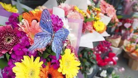 un ramo de flores coloridas con una mariposa