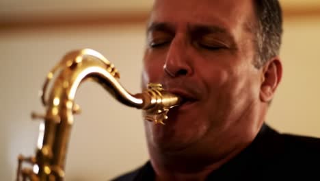 hombre tocando el saxofón