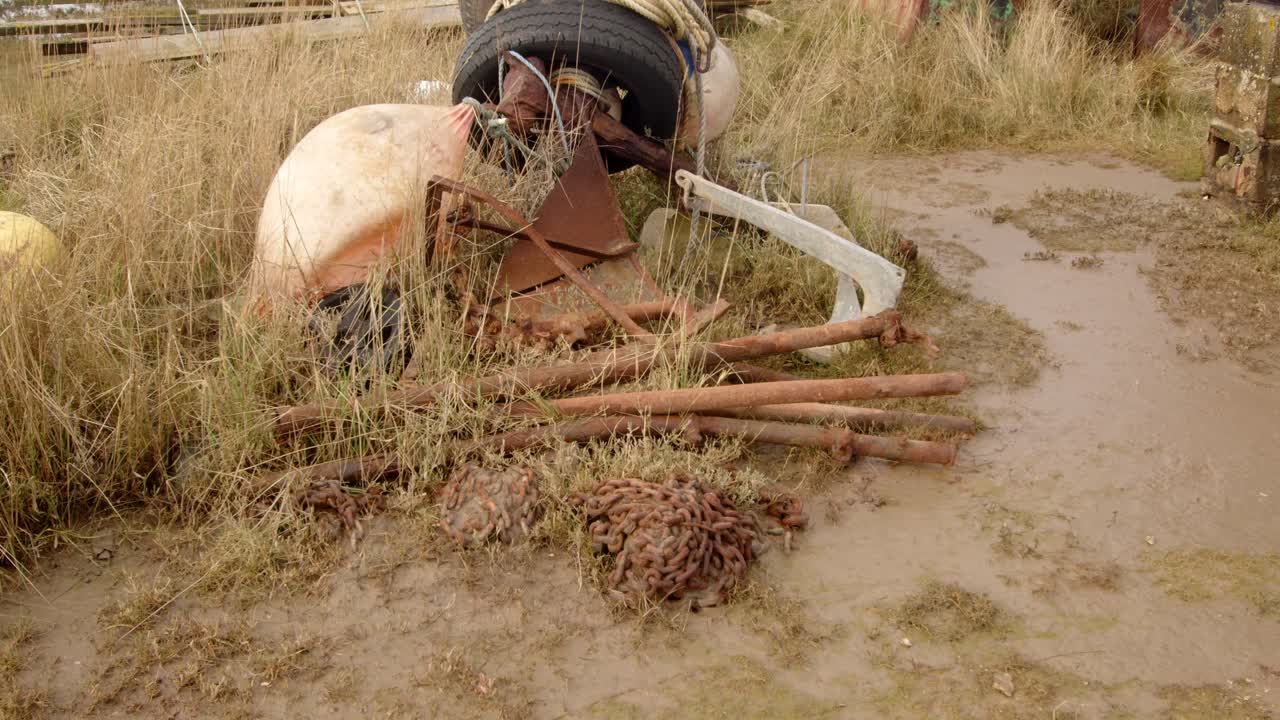restos de barcos náuticos en el lado del muelle en el río steeping, punto de gibraltar