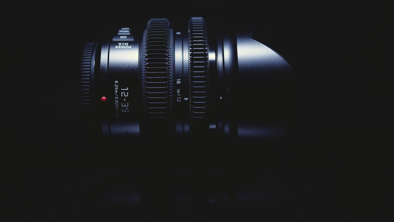 a lente do filme é iluminada artisticamente sobre um fundo preto. tecnologia óptica avançada.