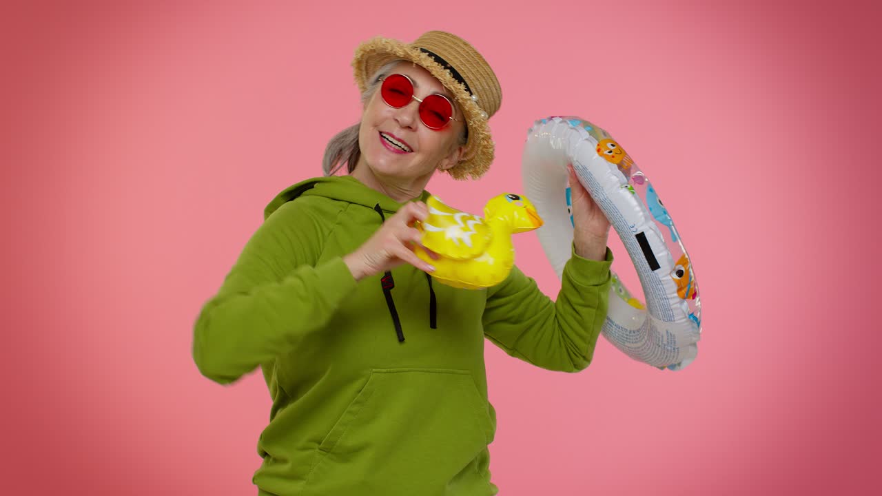 abuela anciana viajera turista con anillo de natación lista para vacaciones, viaje viaje a la costa