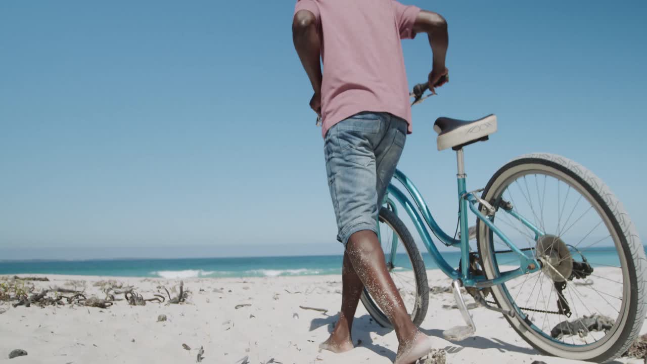 해변에서 자전거를 타고  ⁇ 고 있는 노인 부부