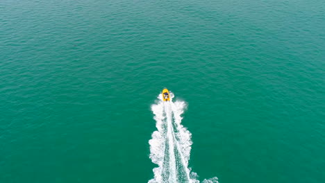 Ojo-De-Pájaro-Del-Barco-En-Movimiento-Sobre-El-Agua