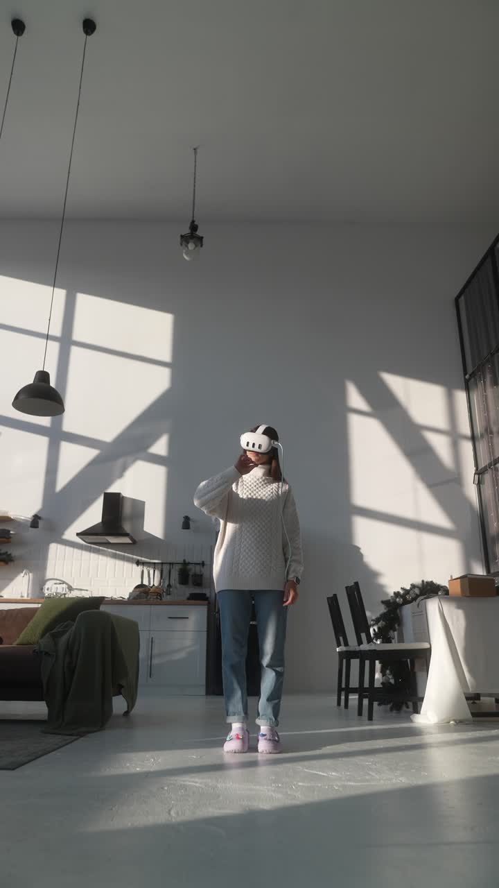 현대 아파트에서 vr 헤드을 사용하는 여성