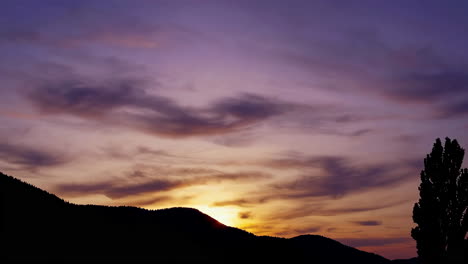 puesta de sol sobre las montañas
