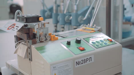 automatic machine for cutting elastics for face masks