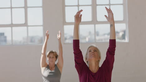 Clase-De-Yoga-Hermosa-Anciana-Ejerciendo-Meditación-Saludable-Practicando-Oración-Pose-Disfrutando-De-Entrenamiento-Físico-Grupal-En-El-Estudio