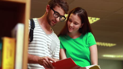 Estudiantes-Felices-Estudiando-Juntos-