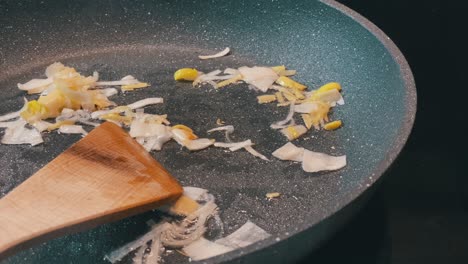 a side view of a frying pan and roasted leek and onion