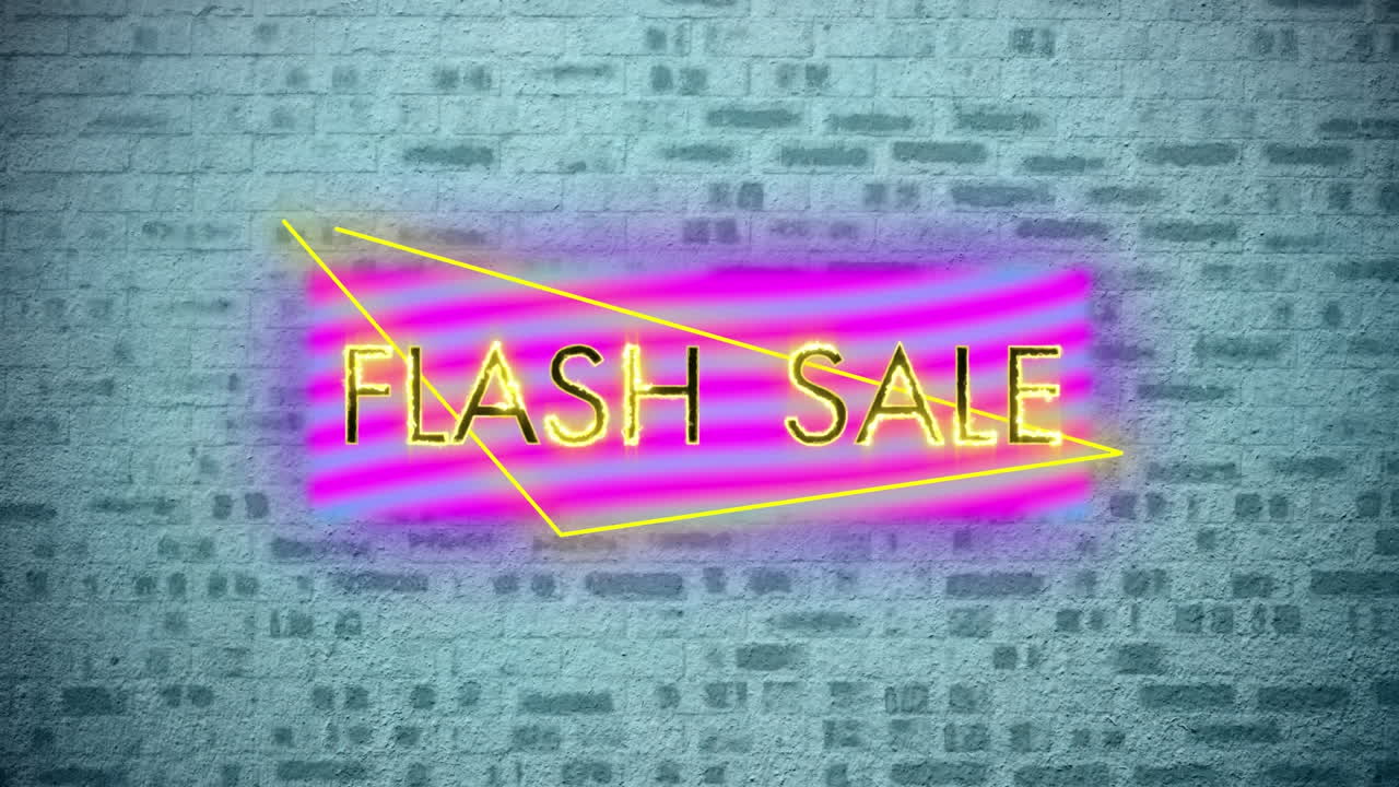 Animazione digitale del testo "vendita flash" su una forma triangolare al neon su sfondo di muro di mattoni grigi.