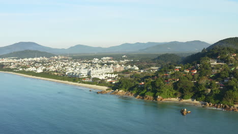 Vista-Aérea-De-Drones-De-La-Playa-Internacional-De-Jurere,-Santa-Catarina,-Brasil