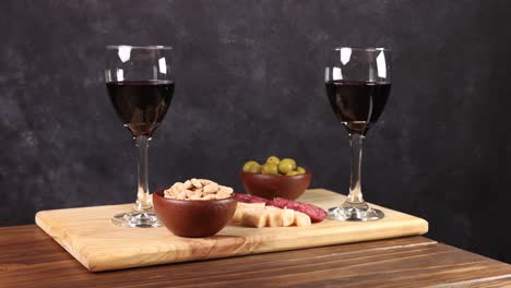 variedad de queso y vino chileno