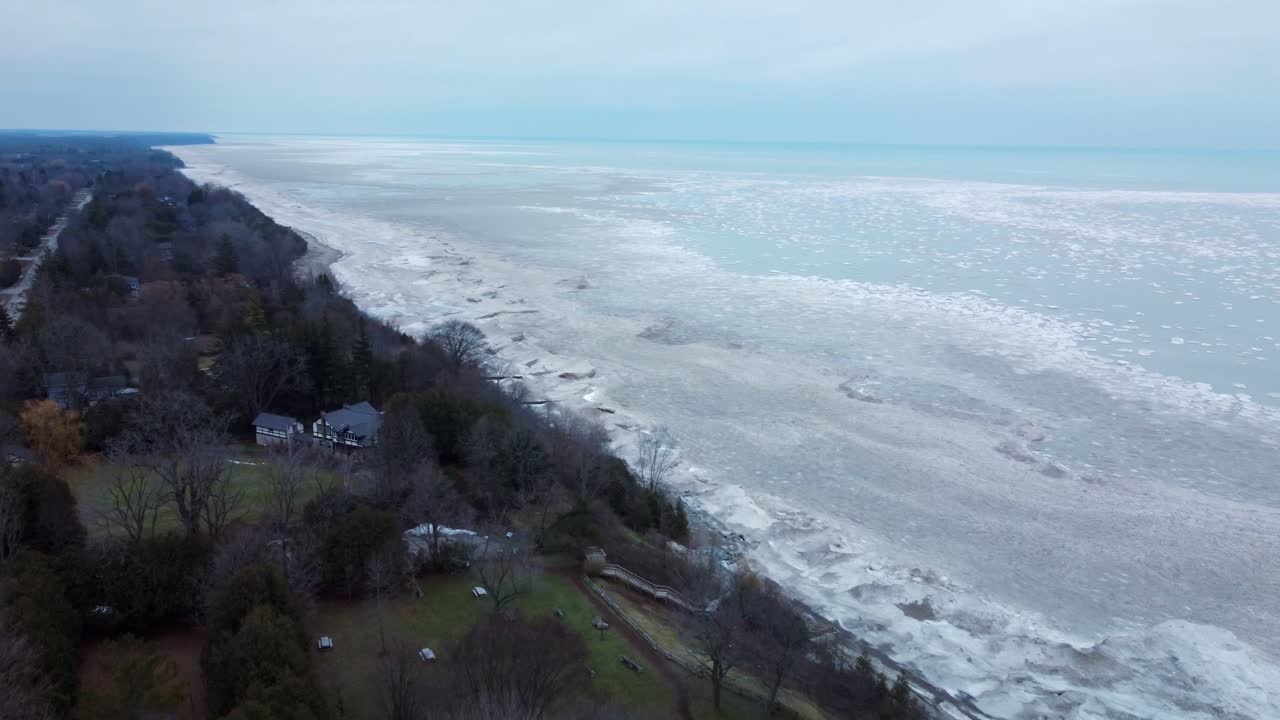 Droneoptagelser af pandekageis, der dannes på Lake Huron nær Bayfield, Ontario