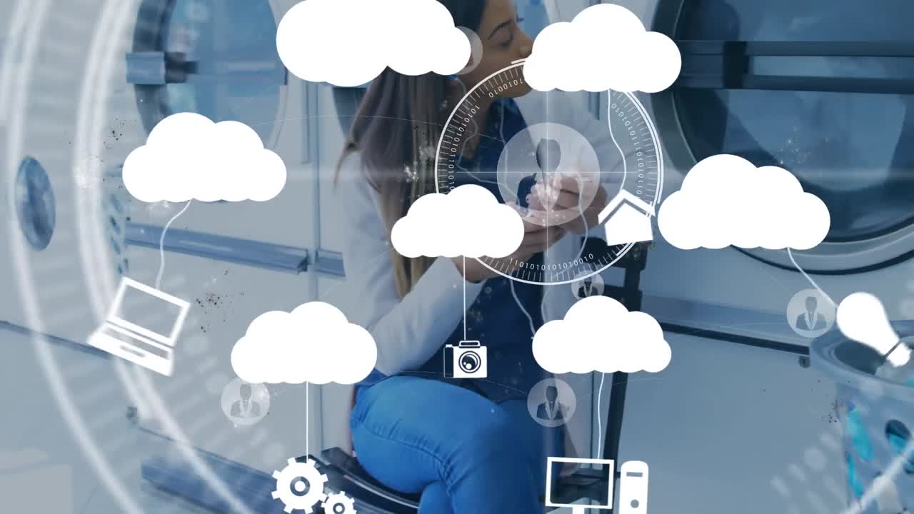 animación de la red de conexiones, nubes y porcentaje pasando por encima de la mujer biracial usando teléfono inteligente