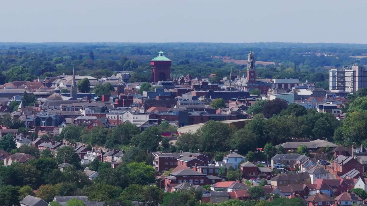 Ripresa aerea con slider dello skyline del centro di Colchester